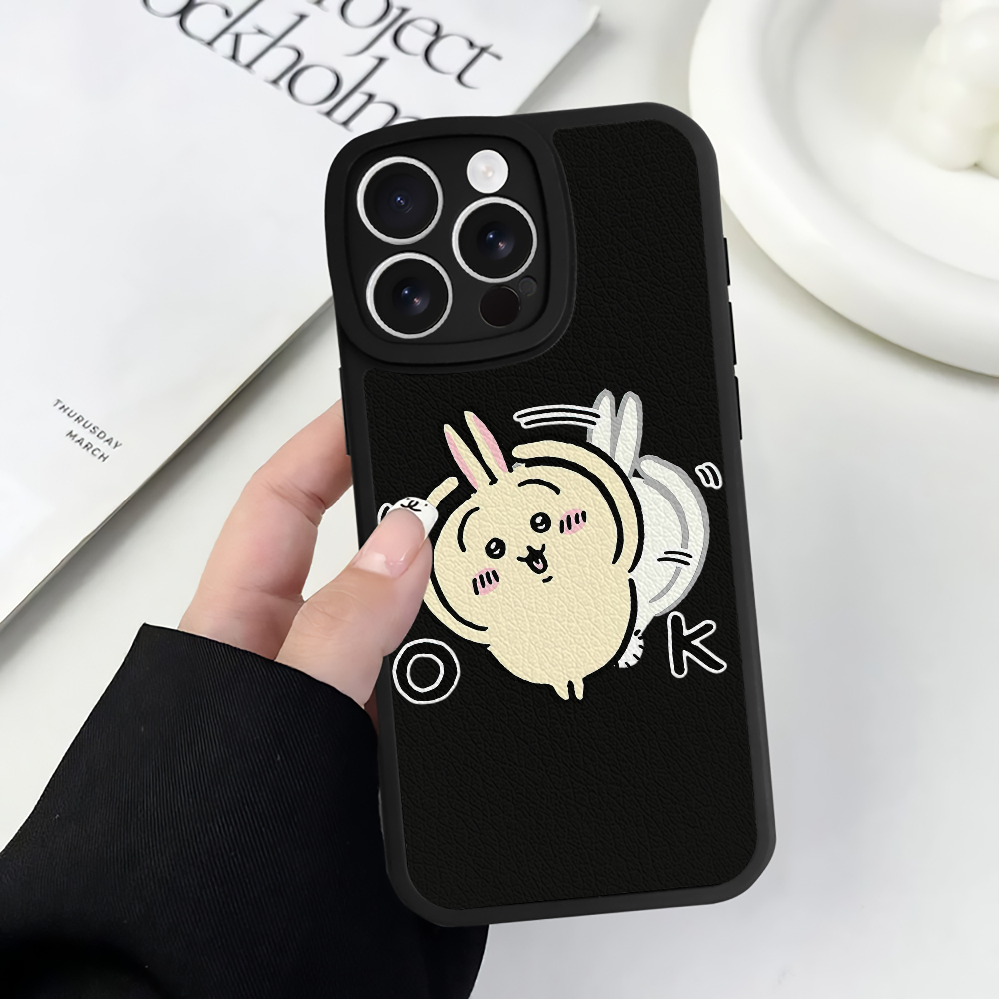 （画像用） ちいかわ うさぎ Chii-kawa usagi 【iPhone 16シリーズ対応】シリコンスマホケース（レザー調） 材質：シリコン